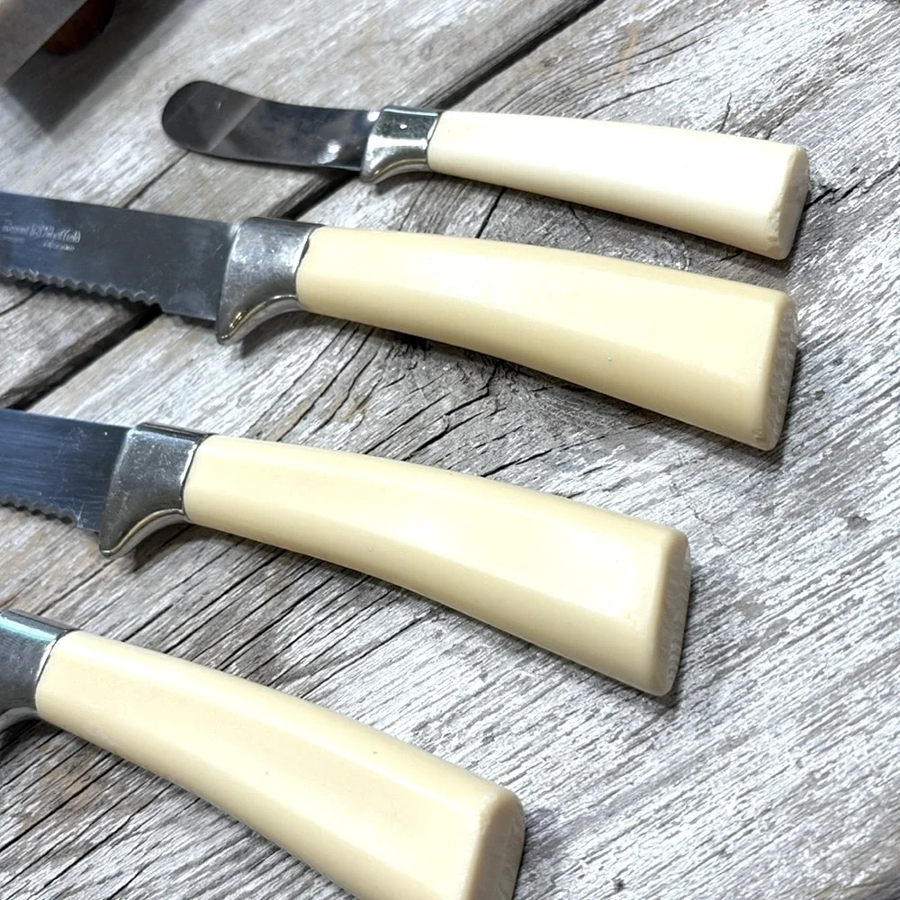 8 Vintage Regent Sheffield Knives. Marked England Stainless Steel MCM